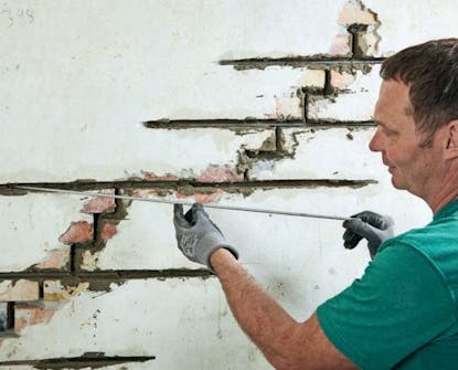 Setningsskader: Fyll flislim i de lange fugene, og legg på plass stålstengene Setningsskader: Fyll flislim i de lange fugene, og legg på plass stålstengene